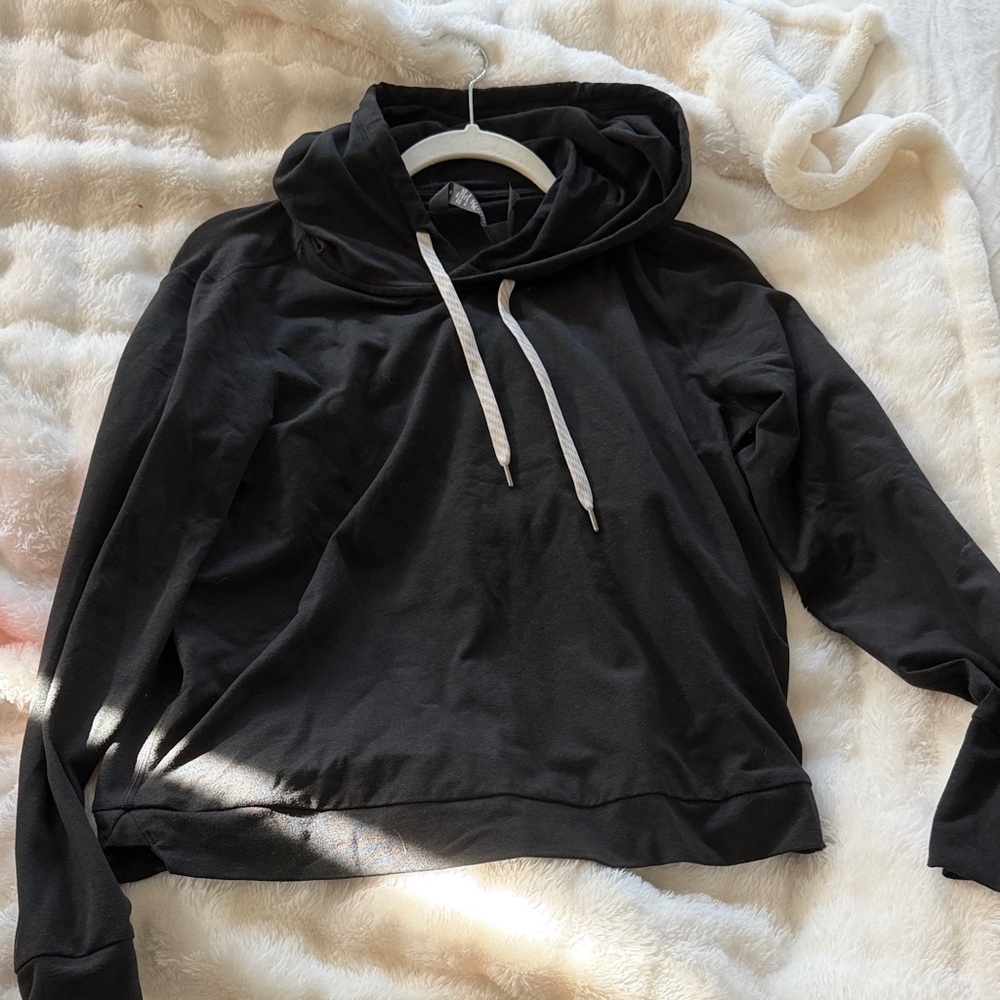 Vuori Black cropped hoodie women’s sweatshirt